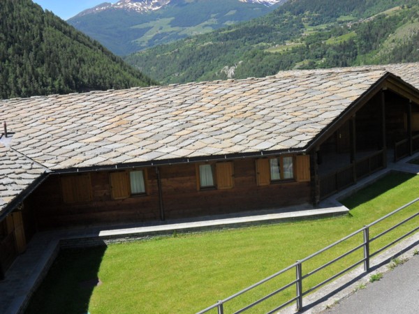 tetto in pietra di una casa in montagna