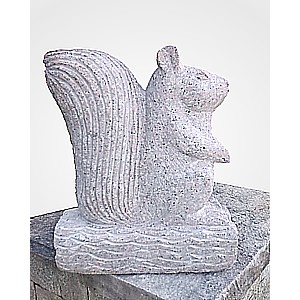Statua di scoiattolo in pietra