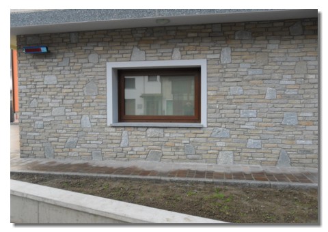 Muro rivestito con liste e tupure