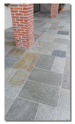 Pavimento esterno in pietra di Luserna