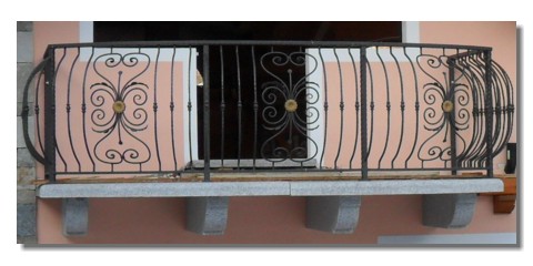 Rivestimento con pietra a liste e tupure in pietra