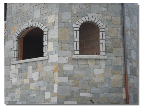 Rivestimento con pietra naturale e legno