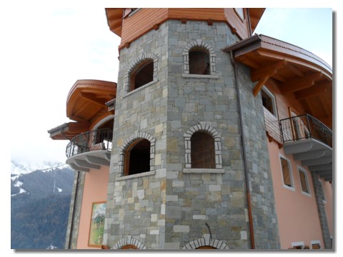 Muro rivestito con pietra