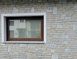 muro in pietra di Luserna